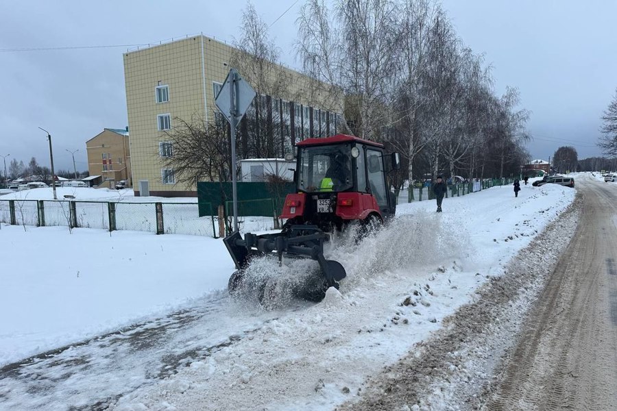 Продолжается очистка дорог от снега в Ядринском муниципальном округе.