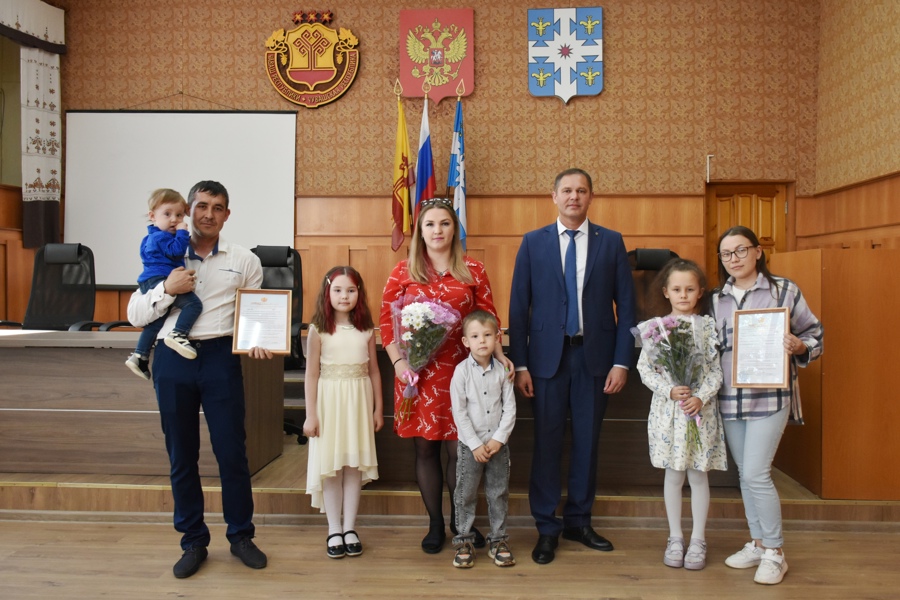 Алексей Людков вручил трём молодым семьям свидетельства на получение социальной выплаты