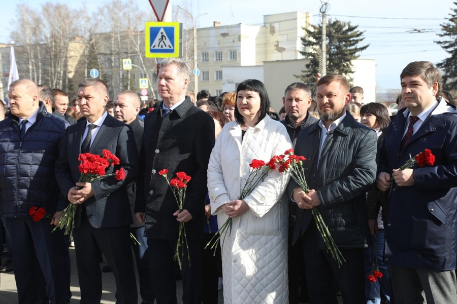Евгений Кадышев совместно с депутатами возложил цветы к памятникам Юрию Гагарину и Андрияну Николаеву