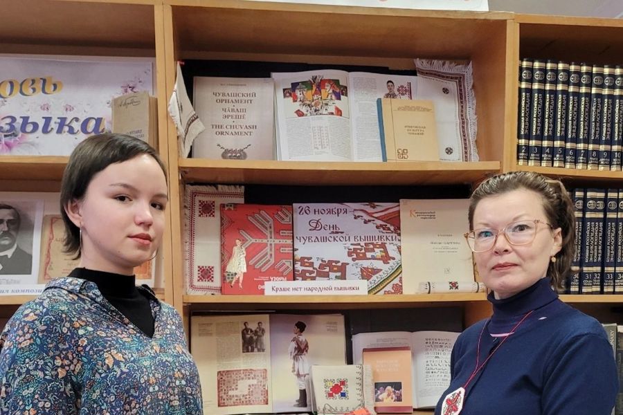В библиотеке Чебоксарского музыкального училища представлена выставка ко Дню чувашской вышивки