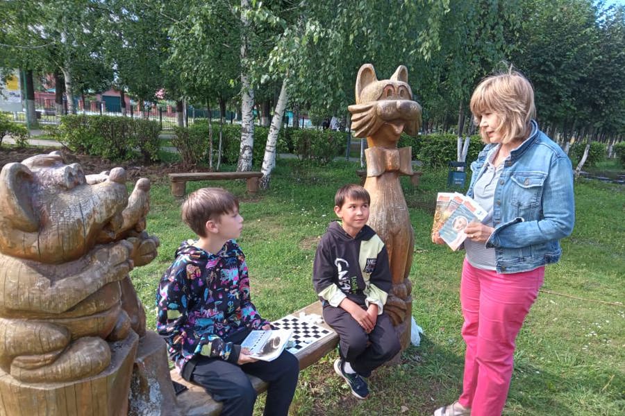 В Парке Победы с. Красноармейское продолжает свою работу летний читальный зал «С книжкой на скамейке»