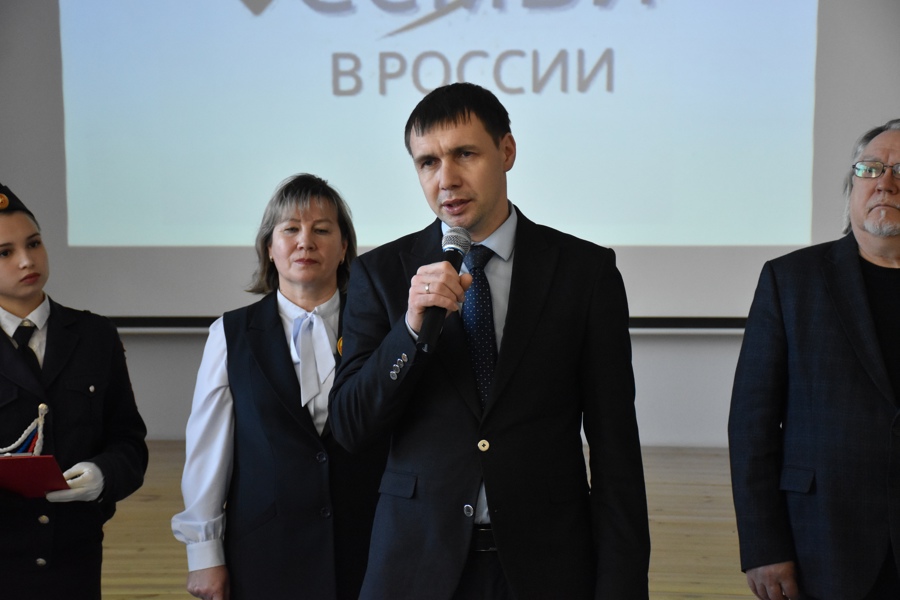 Глава Красноармейского муниципального округа Павел Семенов принял участие на торжественной линейке, посвященной открытию Года семьи