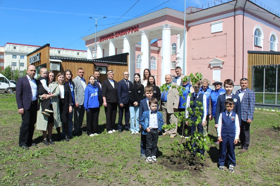 24 мая в городе Канаш открыли «Аллею волонтеров»