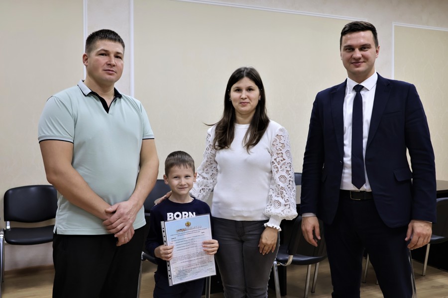Алексей Иванов вручил жилищный сертификат молодой семье