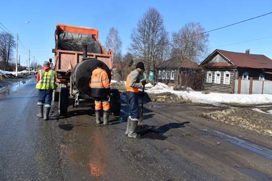 Сегодня ремонтная бригада ООО «ДорТех» приступила к ямочному ремонту автодороги Никольское-Ядрин-Калинино