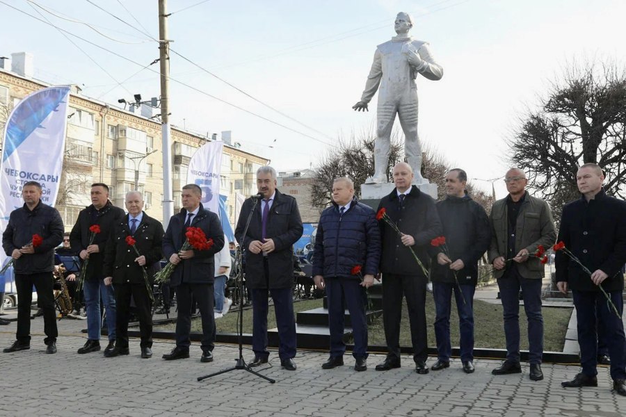 В День космонавтики в Чебоксарах возложили цветы к памятнику лётчику-космонавту Андрияну Николаеву