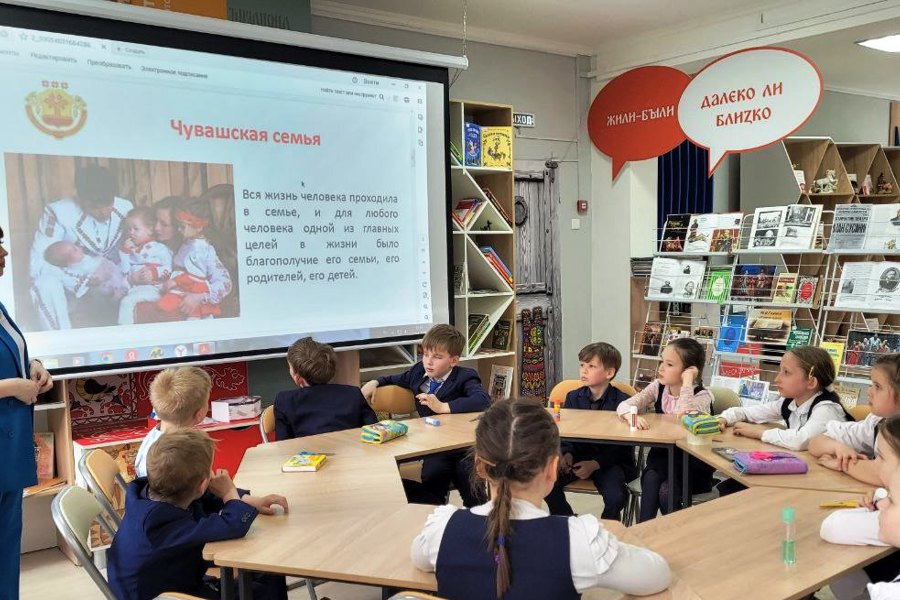 Читатели республиканской детско-юношеской библиотеки – участники мастер-класса по созданию народной куклы Пинерпи