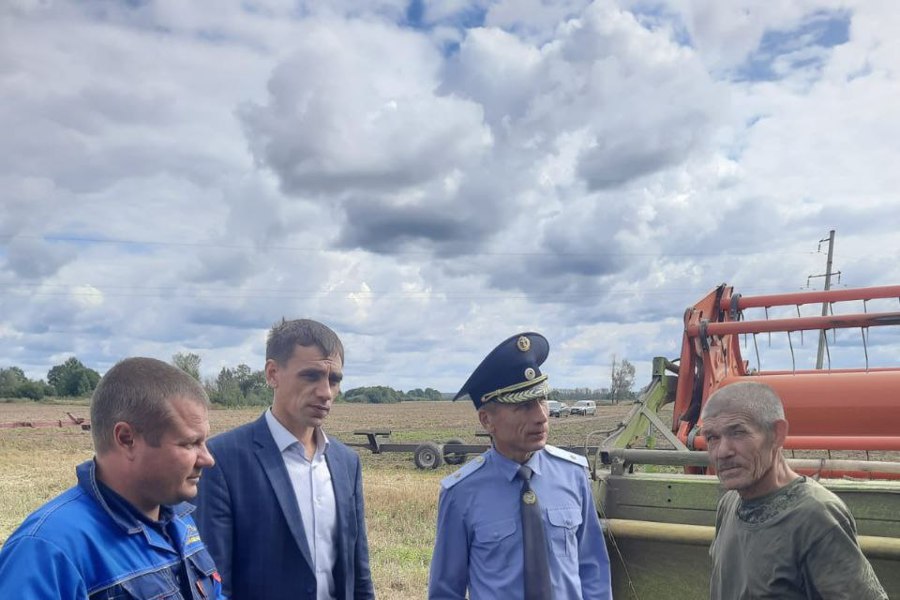 Владимир Димитриев осмотрел технику в ОАО «Племконзавод им. В.И. Чапаева»