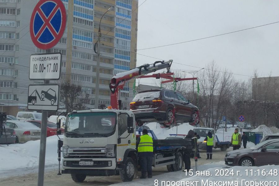 В микрорайоне Волжский-3 прошла эвакуация незаконно припаркованных автомобилей