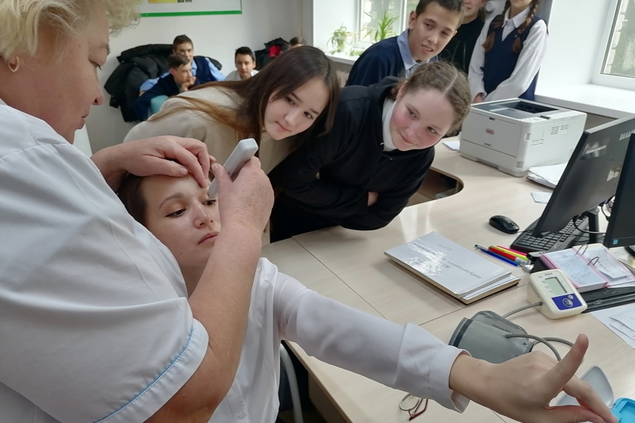 Медики Моргаушской больницы познакомили школьников со своей профессией по профориентации школьников