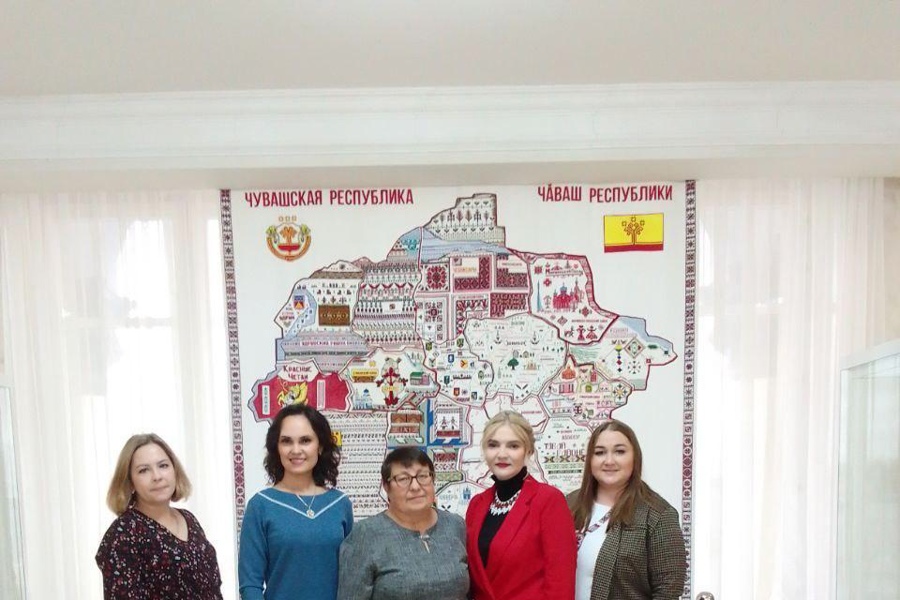 В субботу, 21 октября, в Чувашском национальном музее состоялся круглый стол «Семейные традиции - основа крепкой семьи», на котором Союз женщин Чувашии подвел итоги грантового проекта, направленного на укрепление семей и семейных устоев
