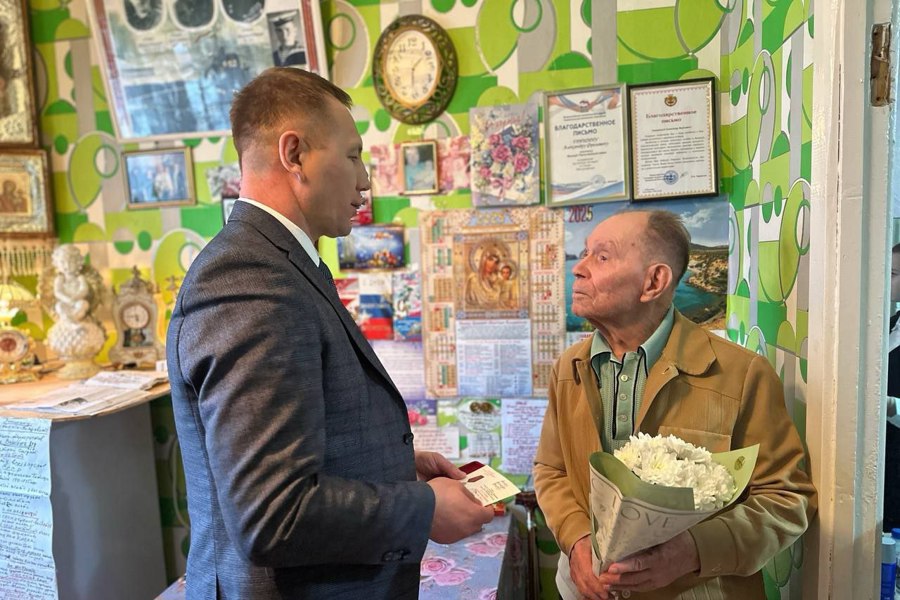В ознаменование 80-летия Победы в Великой Отечественной войне глава округа Эдуард Васильев вручил юбилейную медаль «80 лет Победы в Великой Отечественной войне 1941-1945 годов» ветерану войны Александру Фроловичу Гришину.