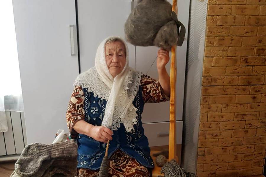 85-летняя Римма Ивановна вяжет шерстяные носки для участников СВО