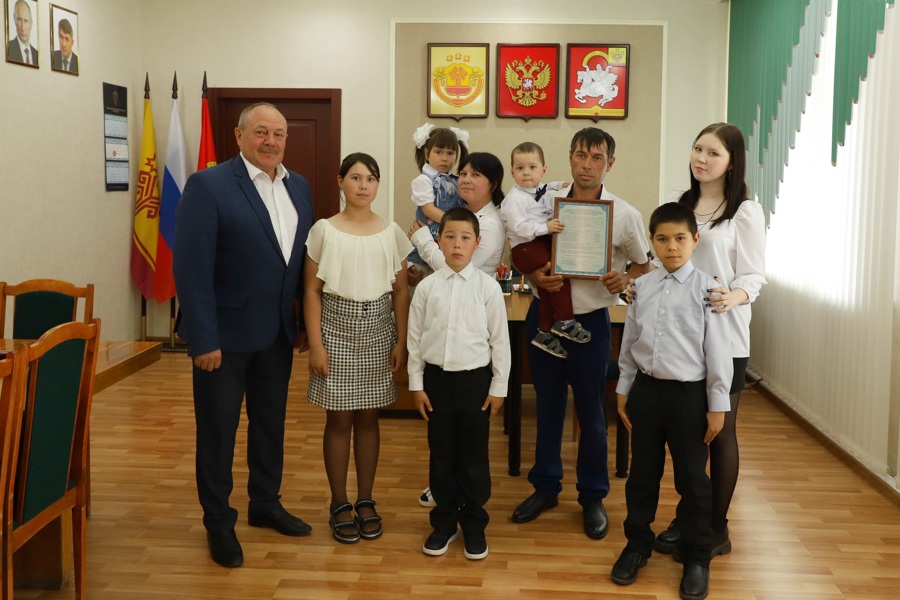 В администрации Яльчикского муниципального округа состоялось торжественное вручение жилищного сертификата многодетной семье