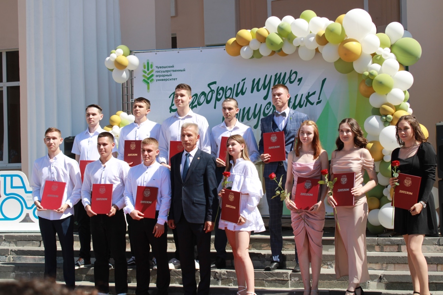 Начальник Гостехнадзора Чувашии Владимир Димитриев поздравил выпускников Чувашского ГАУ