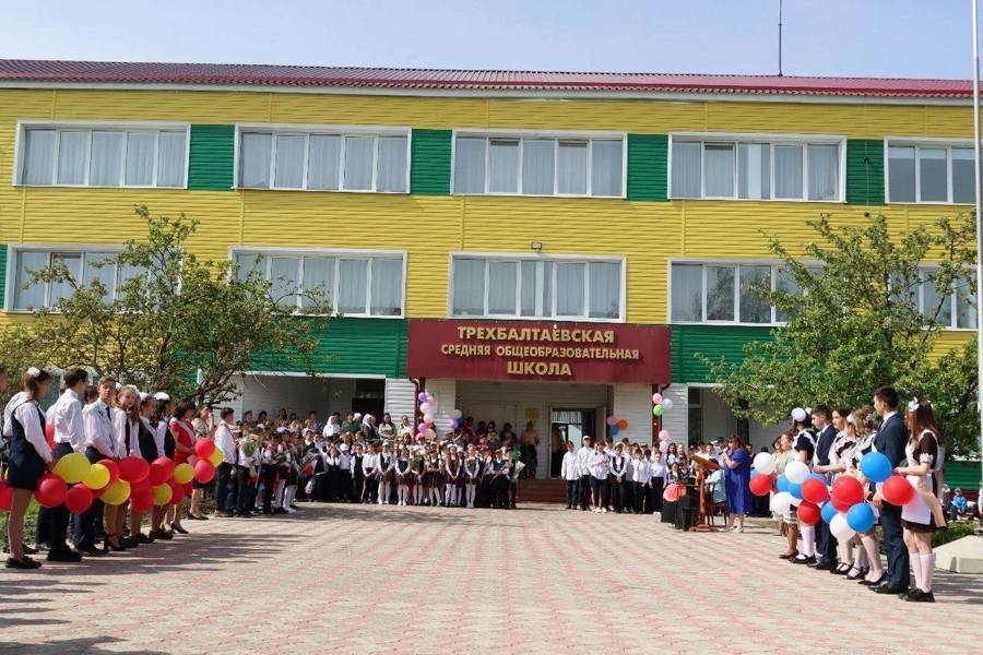В Трехбалтаевской средней школе прозвенел последний звонок.