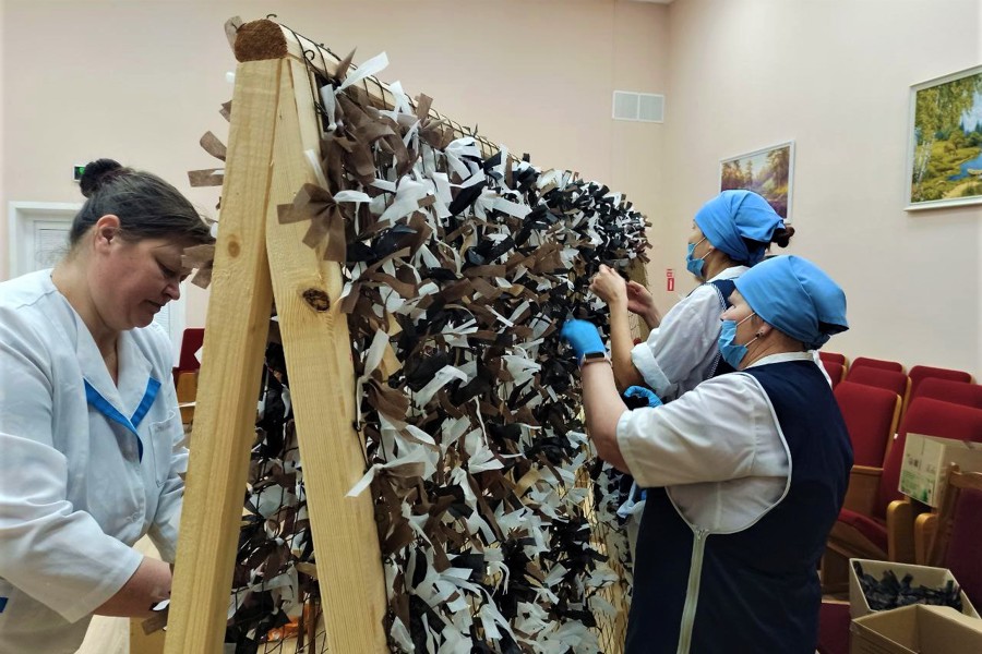 В Кугесьском доме-интернате продолжают изготавливать маскировочные сети