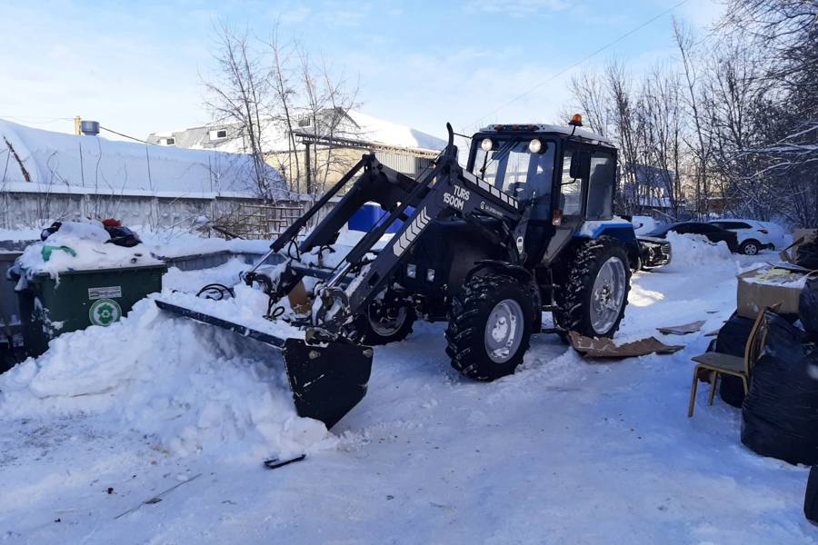 На дворовых территориях г. Чебоксары продолжается уборка снега