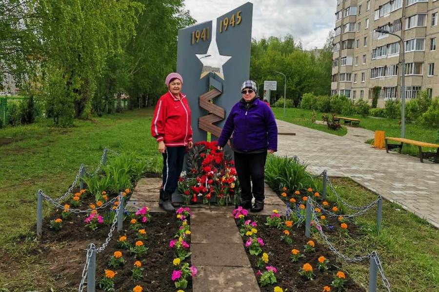 Активисты женского клуба «Верные друзья» привели  в порядок стелу и аллею Победы