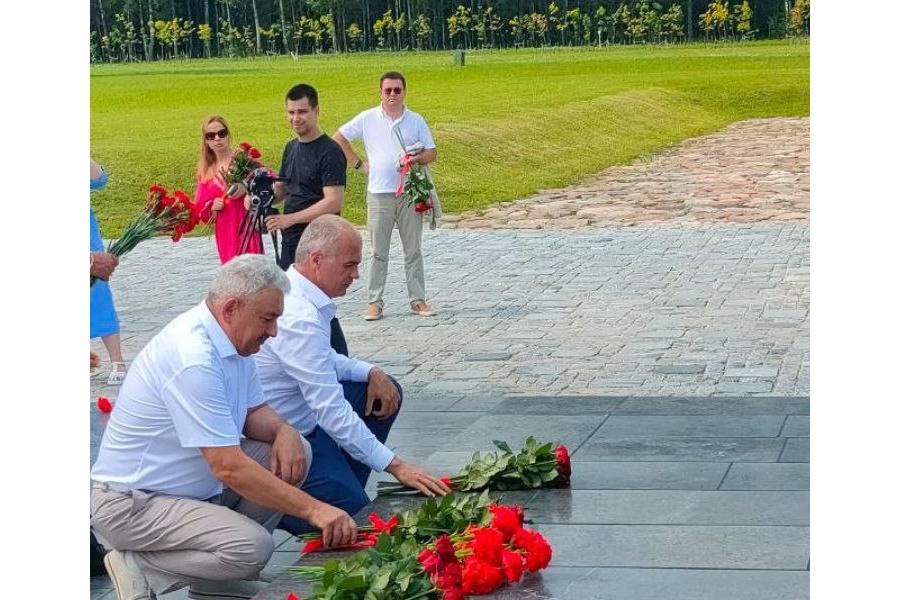 Делегация Чувашии посетила Мемориальный комплекс «Хатынь»