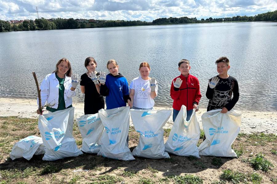 Активисты округа очистили берег водоема в рамках акции «Вода России» и реализации национального проекта «Экология».