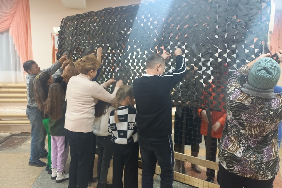 Во Второвурманкасинском СДК плетут маскировочные сети