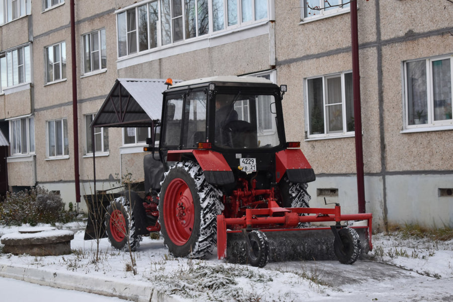 В Ядринском округе ведутся работы по противогололедной обработке дорожного покрытия песчано-солевой смесью, а также осуществляется очистка автомобильных дорог и тротуаров от снега.