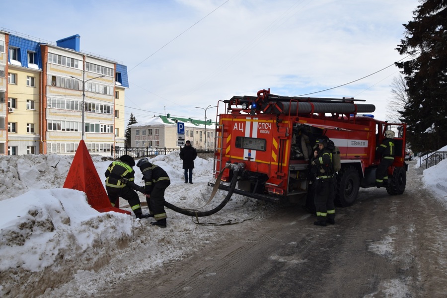 В Чебоксарах прошли пожарно-тактические учения: условный пожар ликвидирован