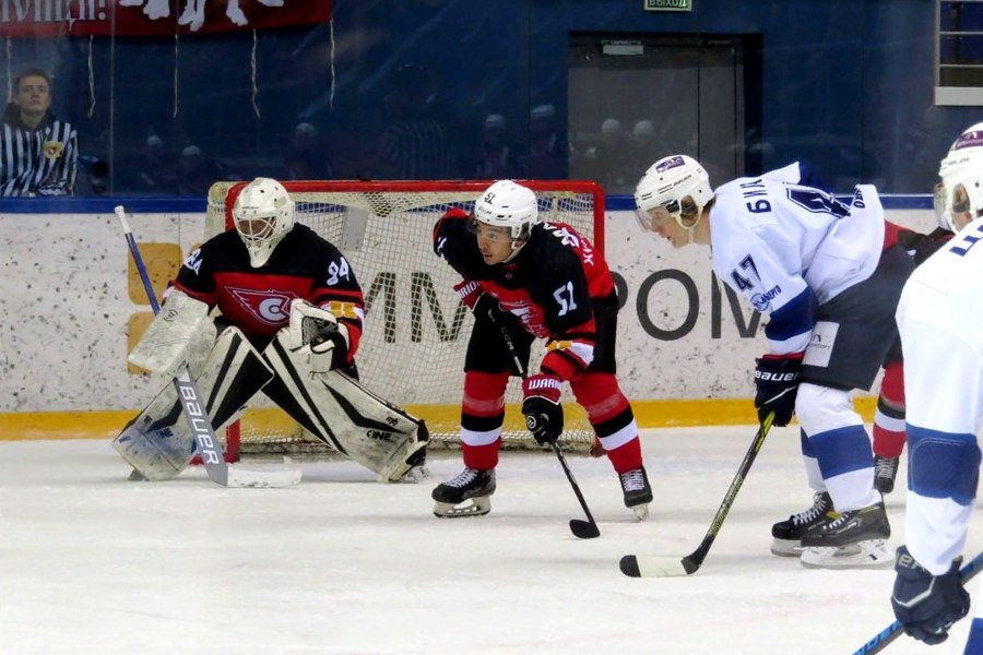 Молодежная хоккейная команда «Сокол» одержала победу в первом домашнем матче сезона