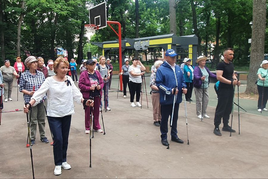 «Серебряные» волонтёры Чебоксар вышли на скандинавскую ходьбу