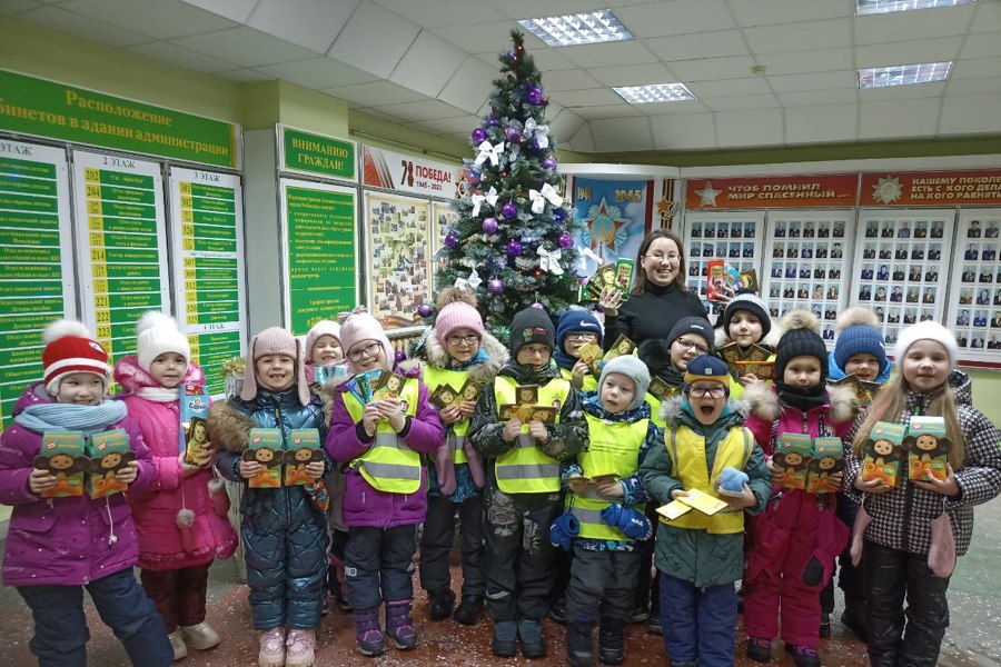 Новогоднюю копилку сладостей сегодня пополнили воспитанники, родители и работники детского сада № 6