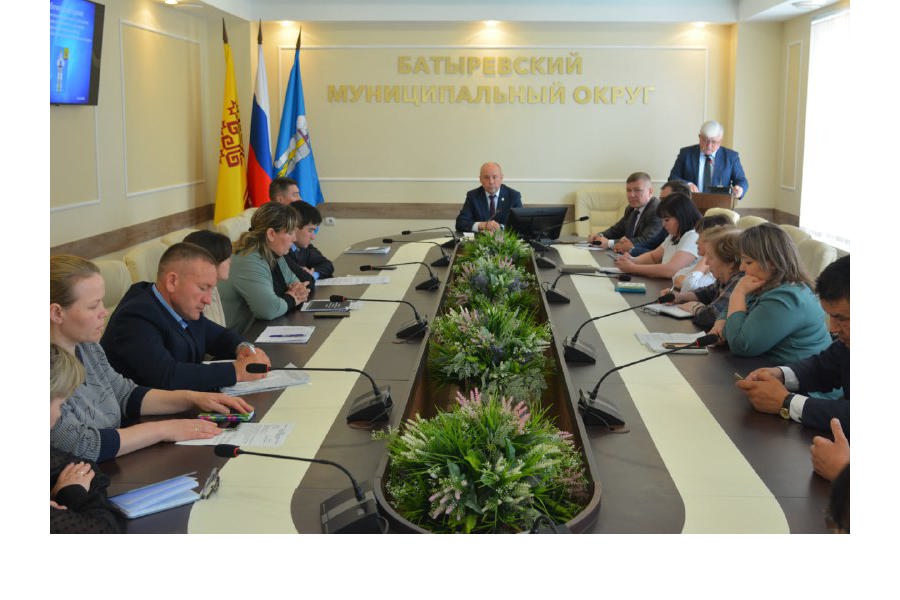 Глава Батыревского муниципального округа Рудольф Селиванов  провел расширенное совещание