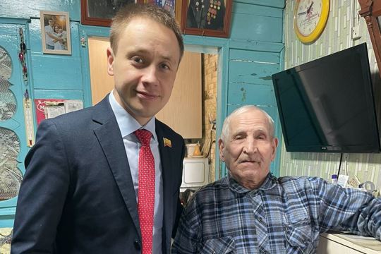 Депутат НГСД поздравил жителя своего округа с 99-летием