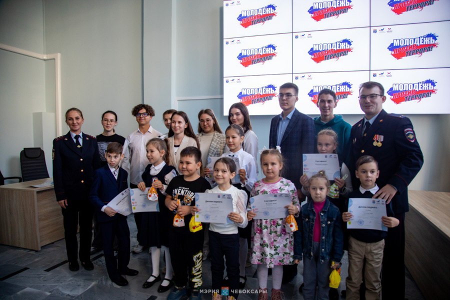 В Чебоксарх наградили победителей конкурс рисунков «Дети против террора»