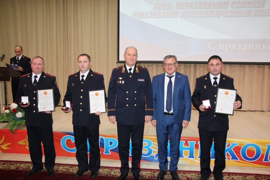 Михаил Ноздряков поздравил участковых уполномоченных полиции со 100-летием со дня образования службы