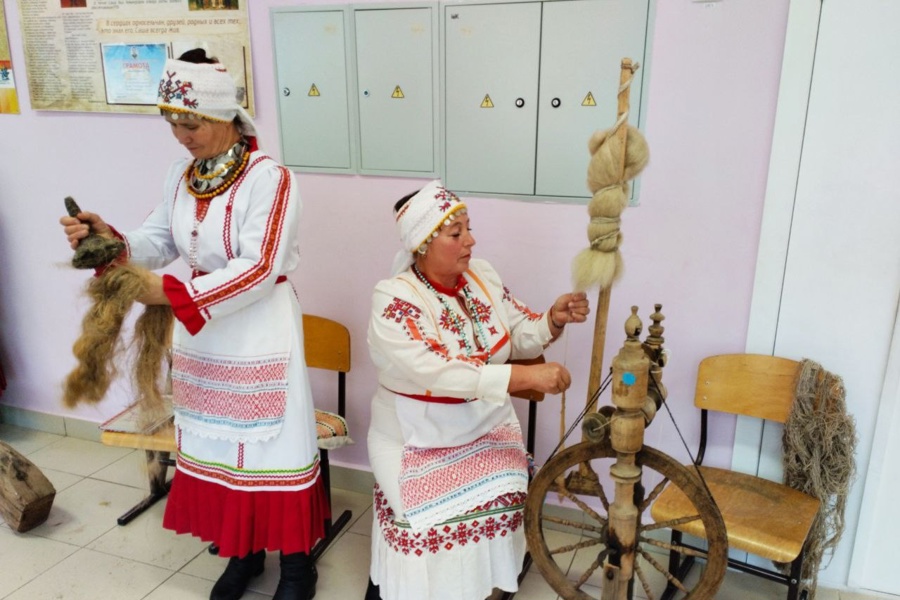 В Цивильском округе сохранилось уникальное место, где до сих пор по старинке обрабатывают лен и изготавливают рубашки