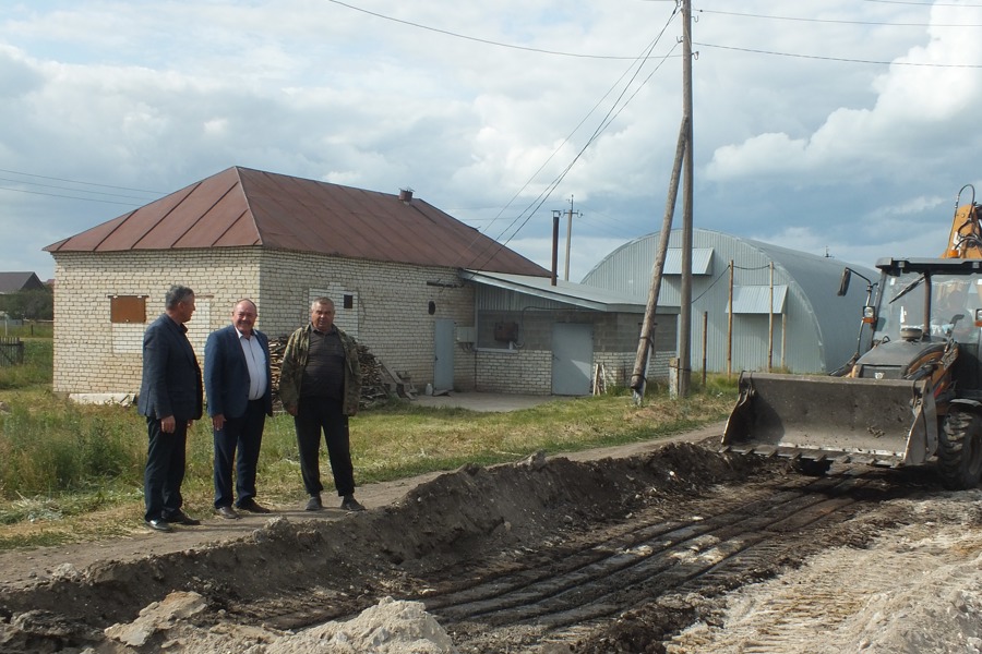 Глава Яльчикского муниципального округа Леонард Левый проинспектировал ход ремонтных работ на дорогах в селе Большие Яльчики.