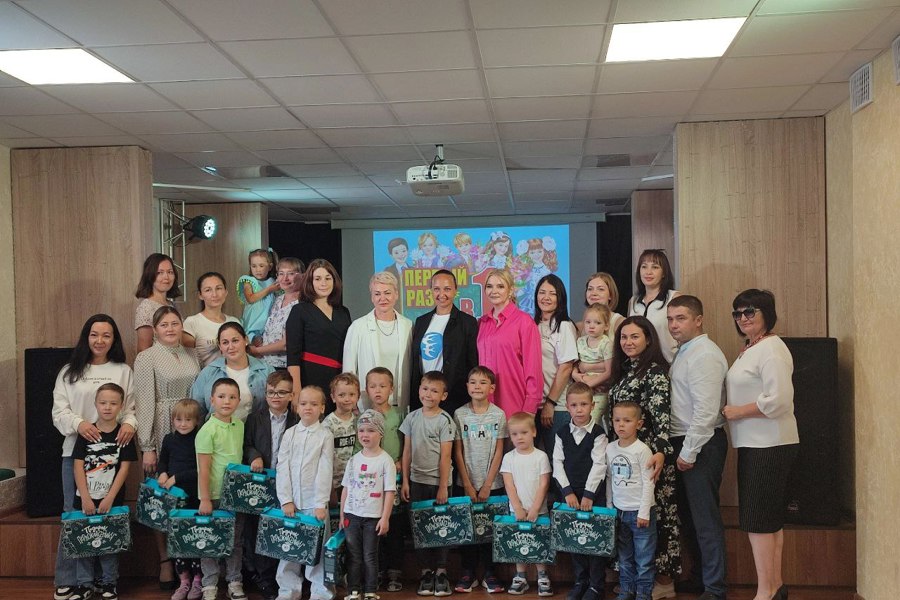 Женсовет Ленинского района  собрал детей на праздник «Я сегодня первоклассник»