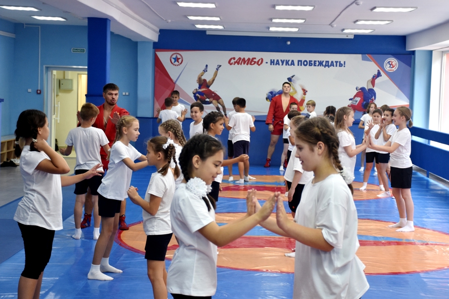 Министр спорта Чувашии Василий Петров посетил тренировку по самбо в СОШ № 2