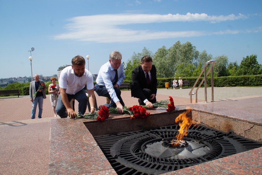 В День России жители и почётные гости Чебоксар возложили цветы к Монументу Славы