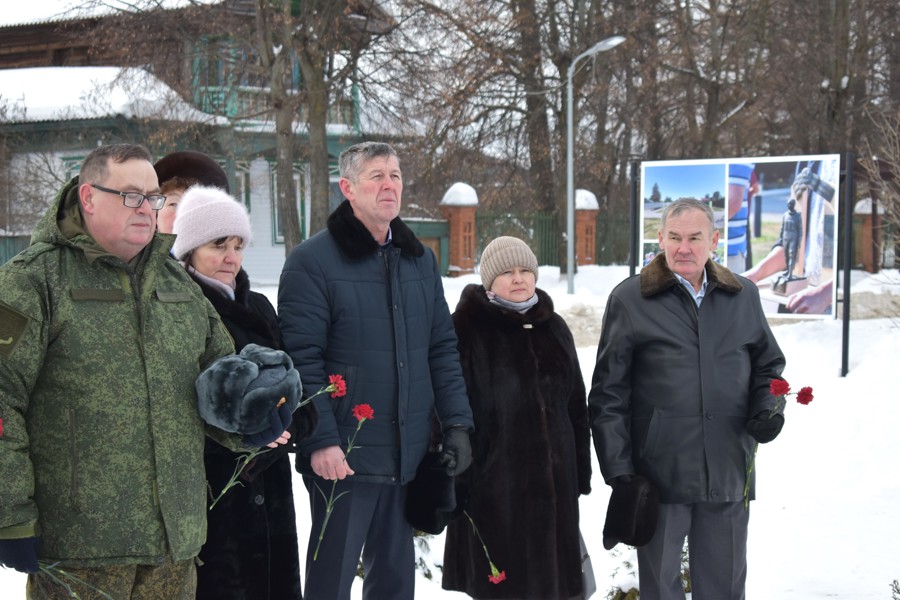В День защитника Отечества в Ядринском муниципальном округе прошли памятные возложения