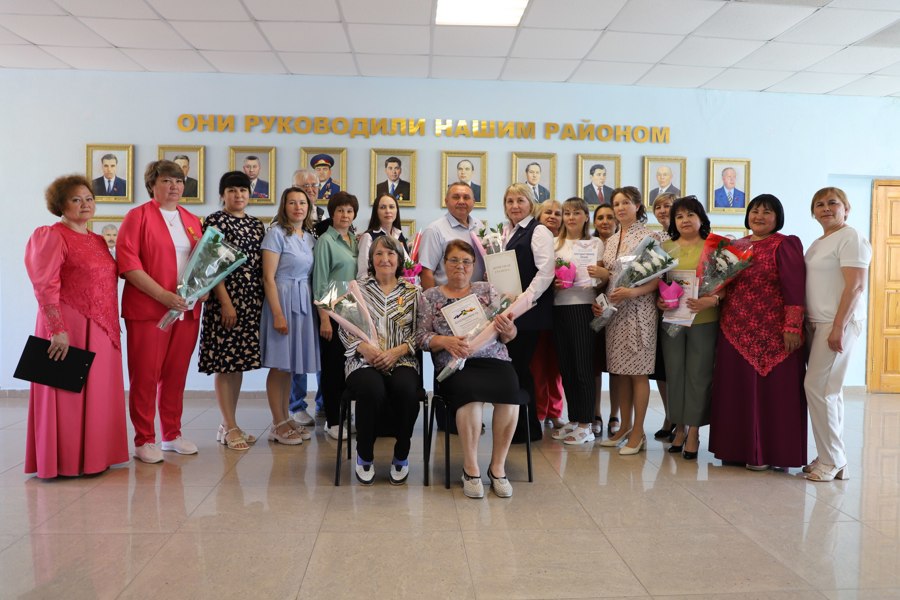 Глава Комсомольского округа Николай Раськин поздравил с Днем социального работника и вручил награды