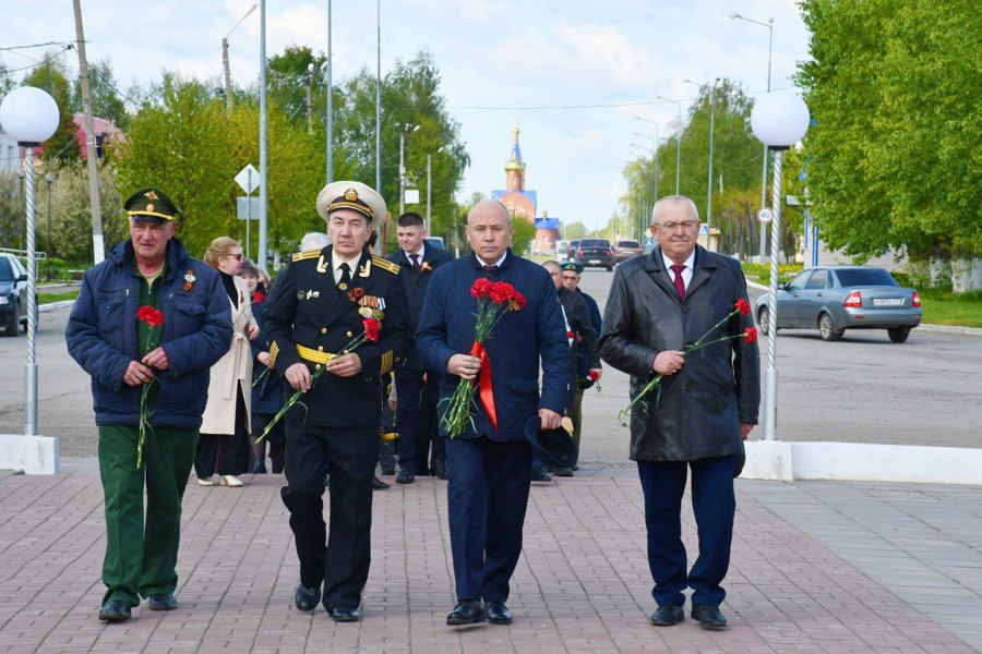Прошла торжественная церемония возложения цветов к Монументу Славы