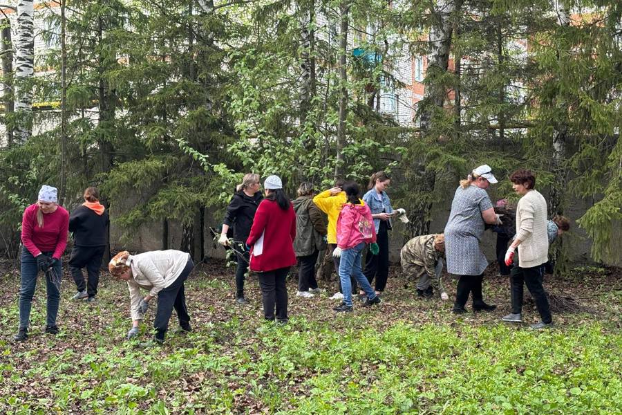 Сотрудники Канашского муниципального округа приняли участие в весеннем субботнике