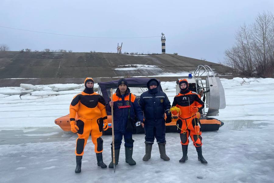 Инспекторы ГИМС и спасатели Новочебоксарска ежедневно патрулируют набережную Волги и выходят на лед.