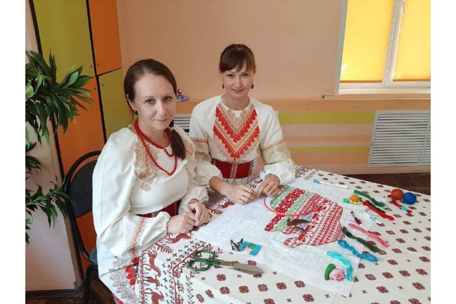 Астраханские мастера вышивают карту региона