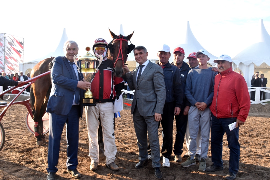 Зов Предков и Валерий Краснов выиграли главный приз Кубка Главы Чувашской Республики по конным бегам