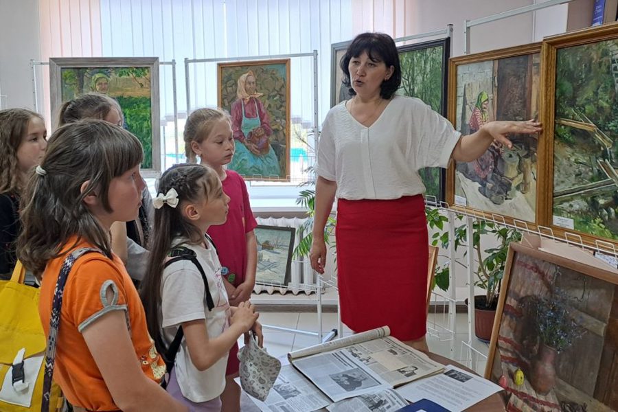 Ребята пришкольного лагеря посетили выставку «Çирĕк çулçи çиле май»