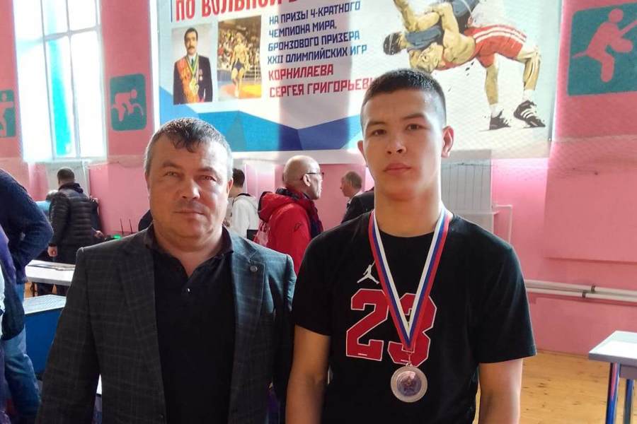 Борец Денис Иванов завоевал серебряную медаль на Всероссийском турнире