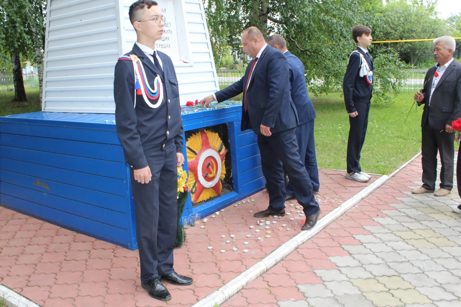 В День памяти и скорби в Шемуршинском муниципальном округе состоялось возложение цветов к памятнику погибшим войнам в годы Великой Отечественной войны